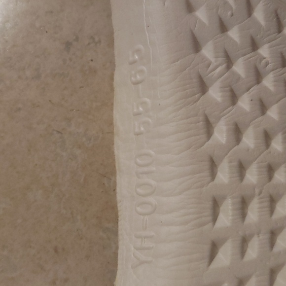 Yeezy Boost Sneakers Size 7M 6/6.5W - Picture 5 of 8